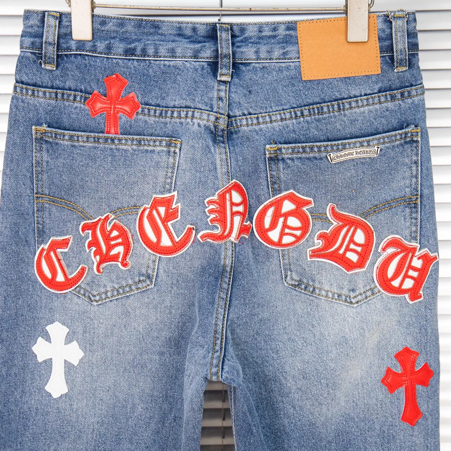 P260 Chrome Hearts Light Blue Pants Sanskrit Red and White Leather Jeans CH jeans need to be washed and then dismantled and hand-stitched with sheepskin cross leather and then spliced ​​together. The whole piece has too many craftsmanship to explain. The patchwork cross pattern is embellished, and the high-waisted washed jeans! ! Absolutely high-end luxury products, god-level single products and super popular products, made with top heavy industry, a must-see magic weapon. Customized hardware. The fabric is thick and soft after washing. It has good breathability. Customized small leather label. Unique design. The details are simple and elegant, and the workmanship is exquisite. The entire trousers are neatly routed and the details are in place! It’s so cool that both men and women can easily control the genderless trend! Style number: 1802# Color: blue Size: 28 30 32 34